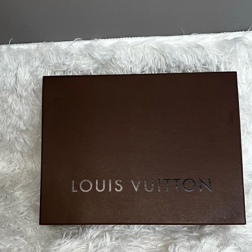 Louis vuitton box and ribbon